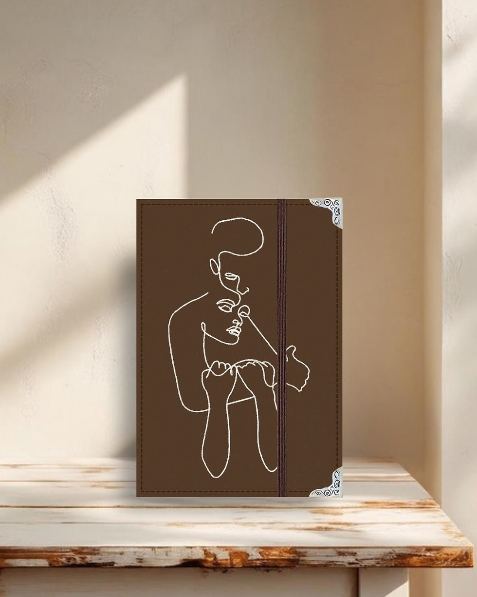 Miniatura: Capa Kindle em tecido estruturado casal abraçado fundo marrom chocolate