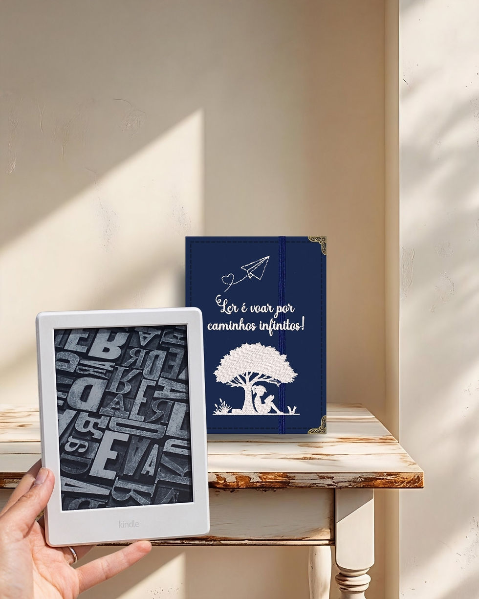 Miniatura: Capa para Kindle em tecido estruturado bordada menina lendo embaixo de uma árvore.