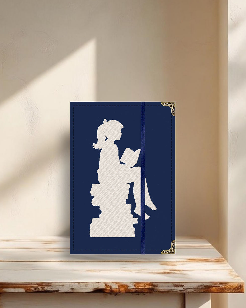 Miniatura: Capa para Kindle em tecido estruturado menina sentada nos livros fundo azul marinho