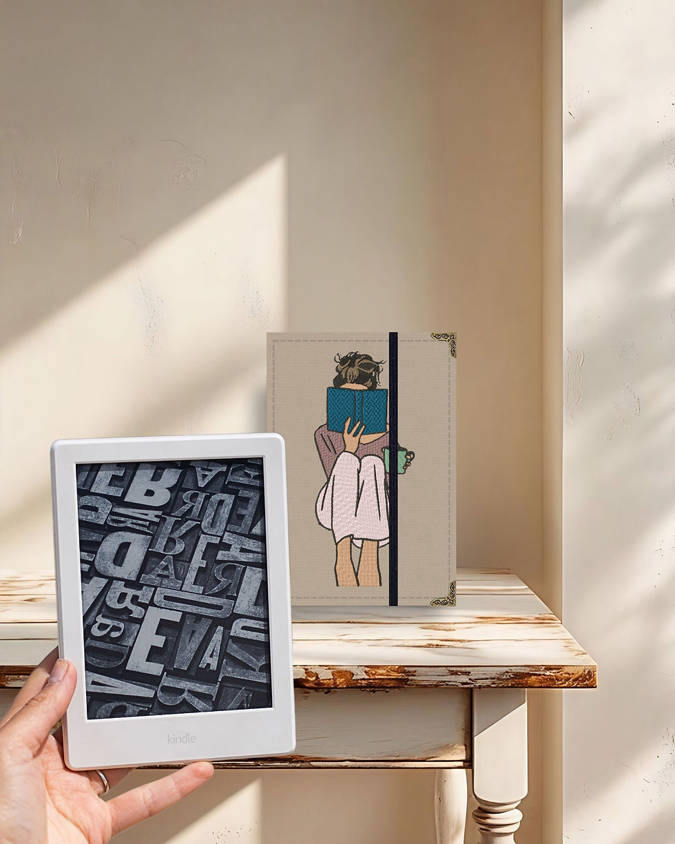 Capa Kindle Leitora com Xícara fechada com elástico, ao lado de um Kindle branco segurado na mão.