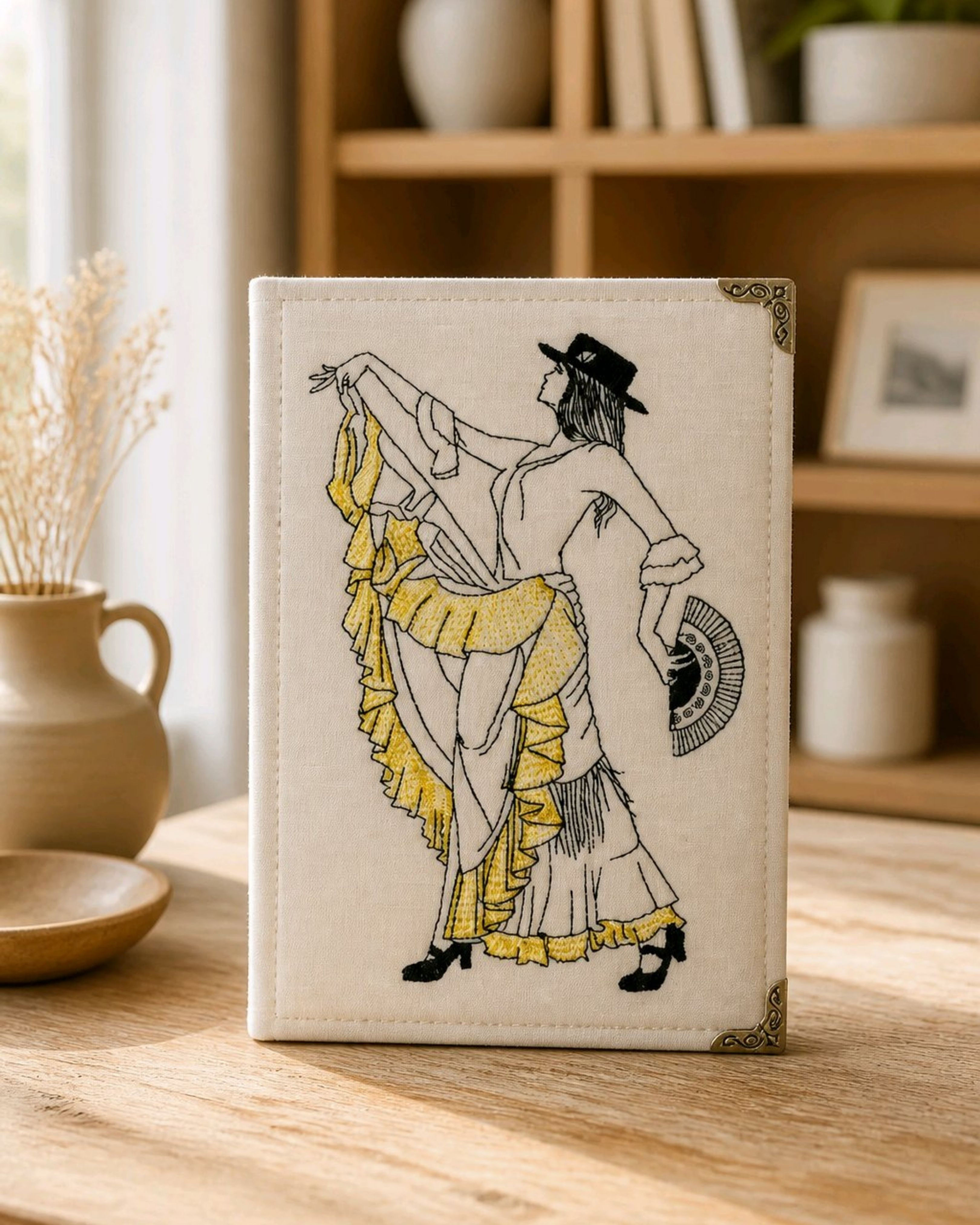 Capa Kindle Dançarina Flamenca bege com bordado ilustrado dourado
