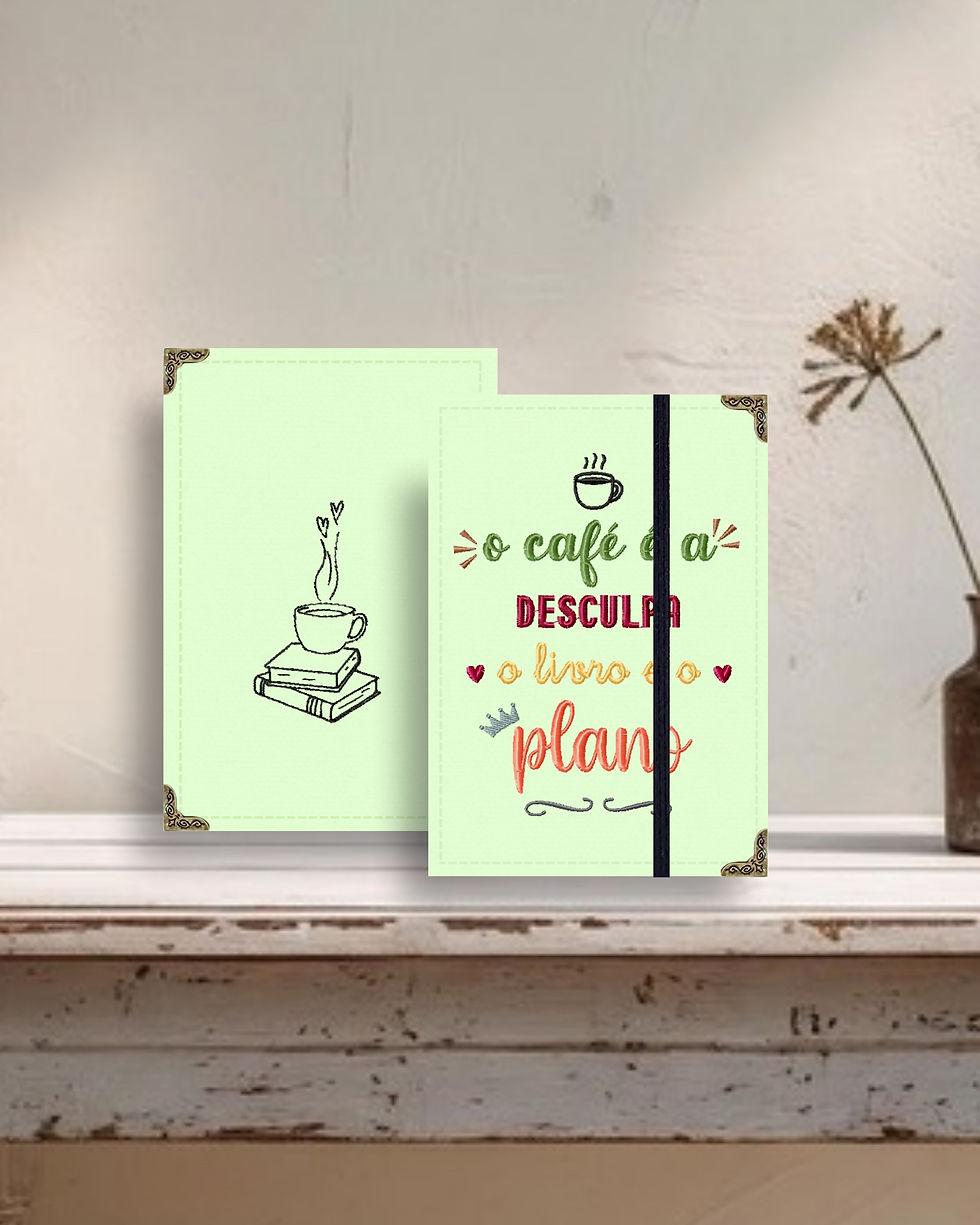 Miniatura: Frente e verso da capa de Kindle Verde Chá: frase bordada na frente e xícara de café sobre livros no verso.