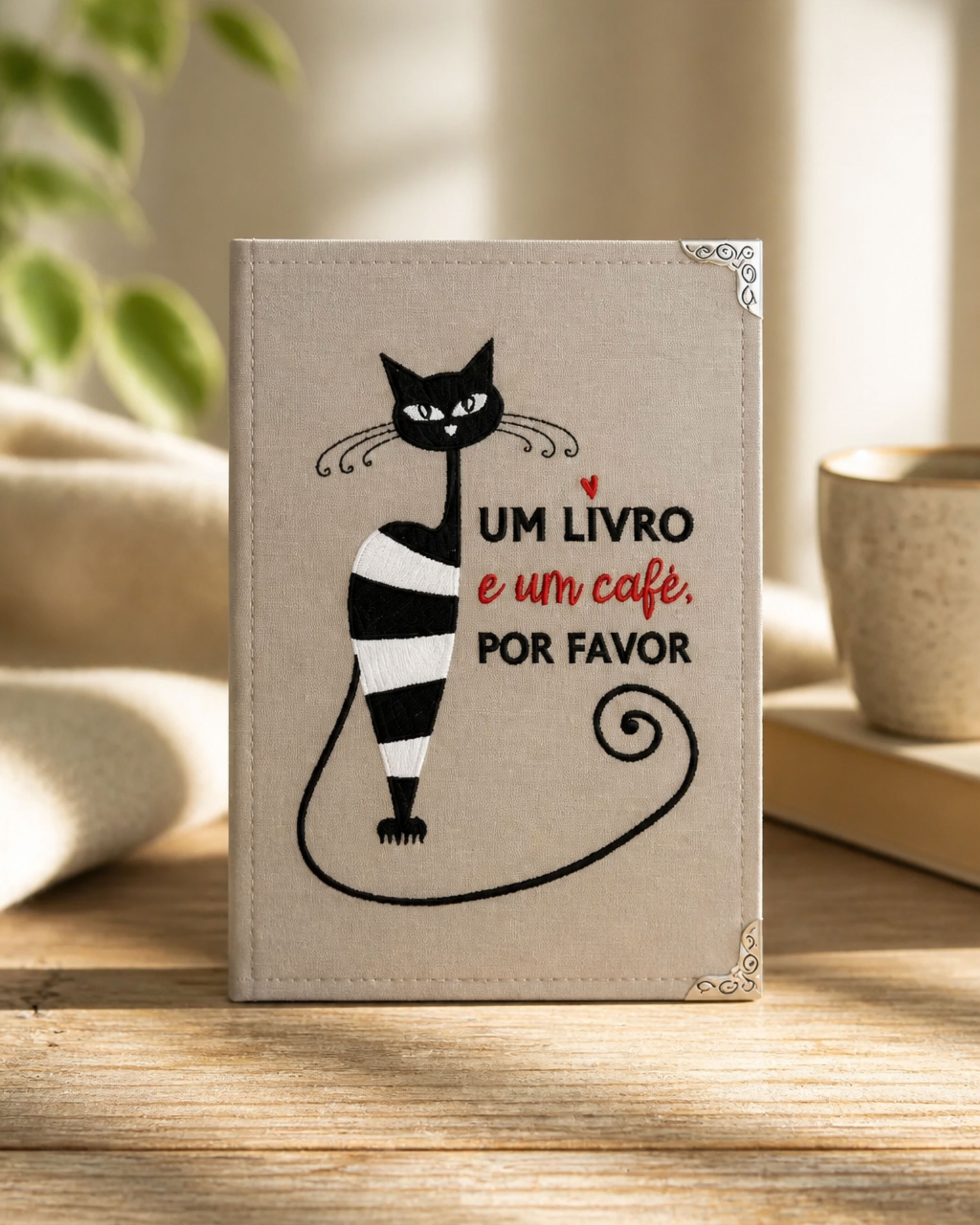 Capa Kindle Gata Estilosa Palha com gatinha preta listrada e a frase "Um livro e um café, por favor"