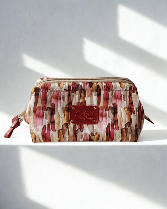 Kit Necessaire Boca de Lobo em tecido acolchoado estampado com tons rosados, forro rosa impermeável, três tamanhos P,M e G.