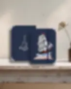 Capa Kindle com bordado de caravela.