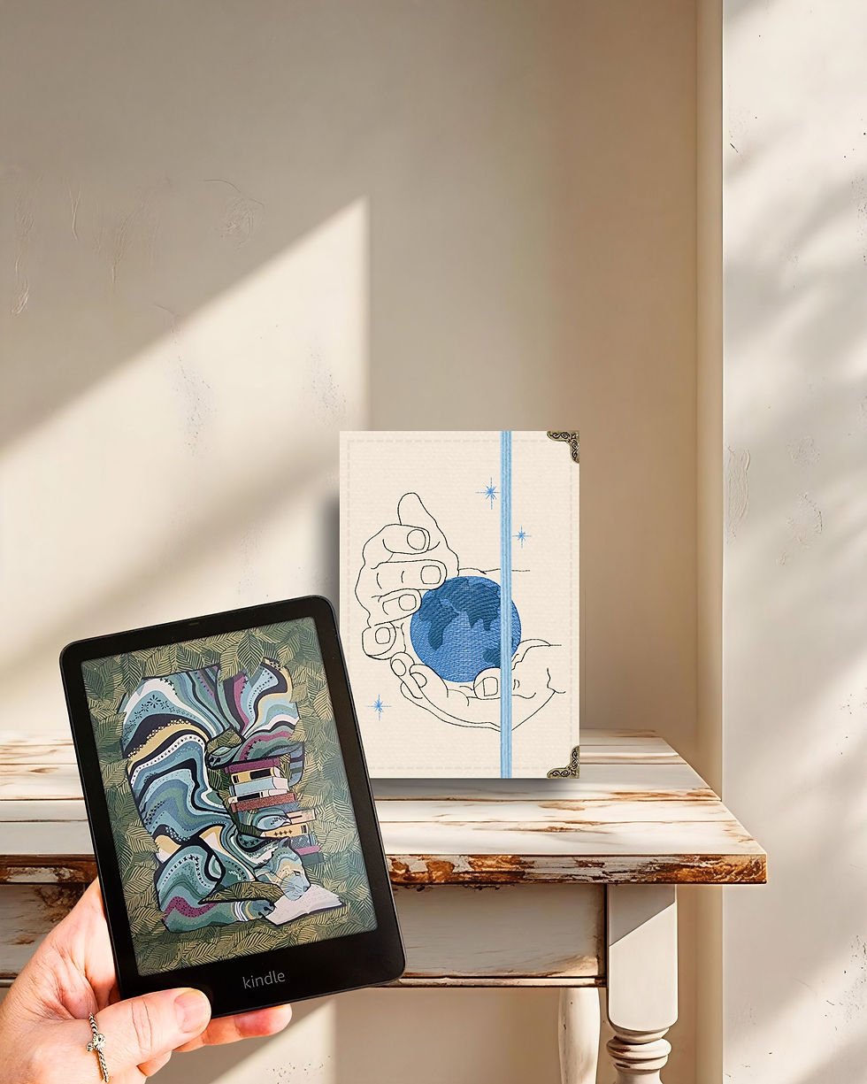 Capa protetora para Kindle ao lado de dispositivo com e-book, destacando o bordado preciso de mãos e planeta.
