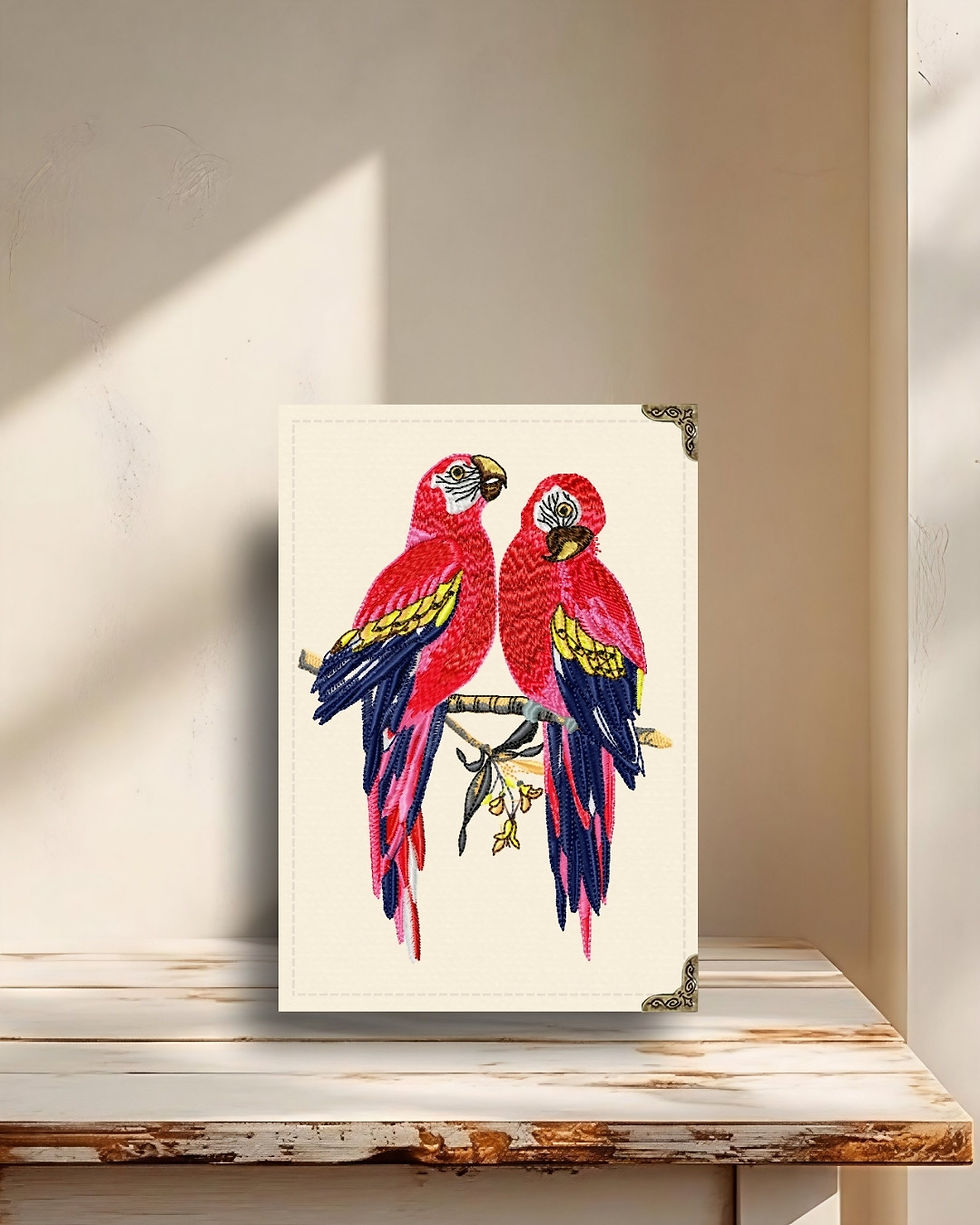 Miniatura: Capa para Kindle em tecido estruturado com bordado de araras vermelhas.