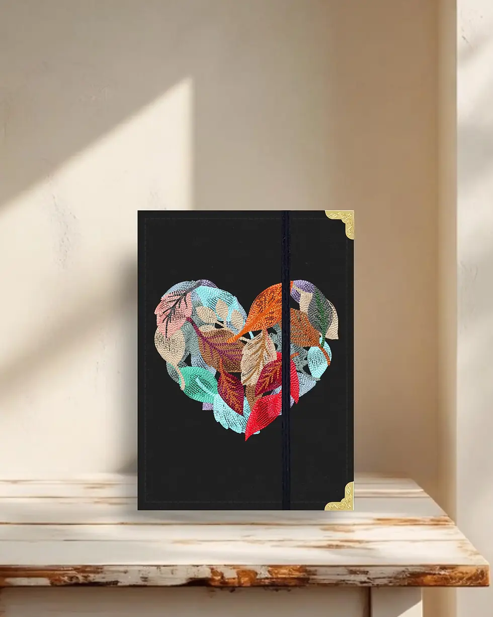 Miniatura: Capa para Kindle em tecido com bordado delicado de folhas formando um coração e acabamento artesanal.