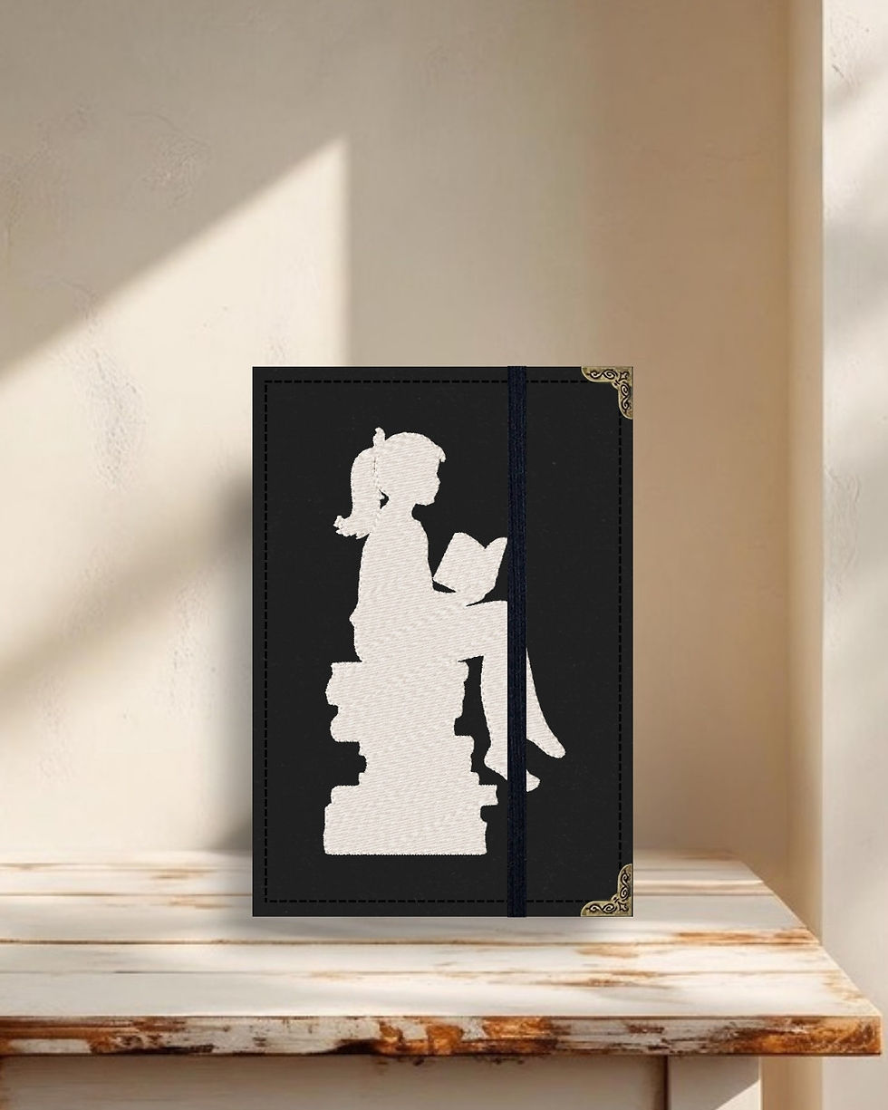 Miniatura: Capa para Kindle em tecido estruturado sentada nos livros fundo preto carvão