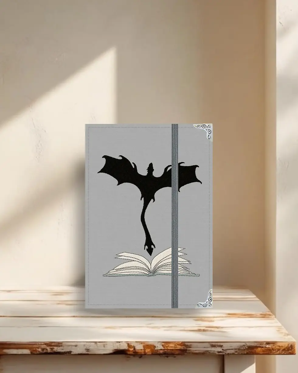 Miniatura: Capa Kindle com bordado de um dragão saindo do livro.