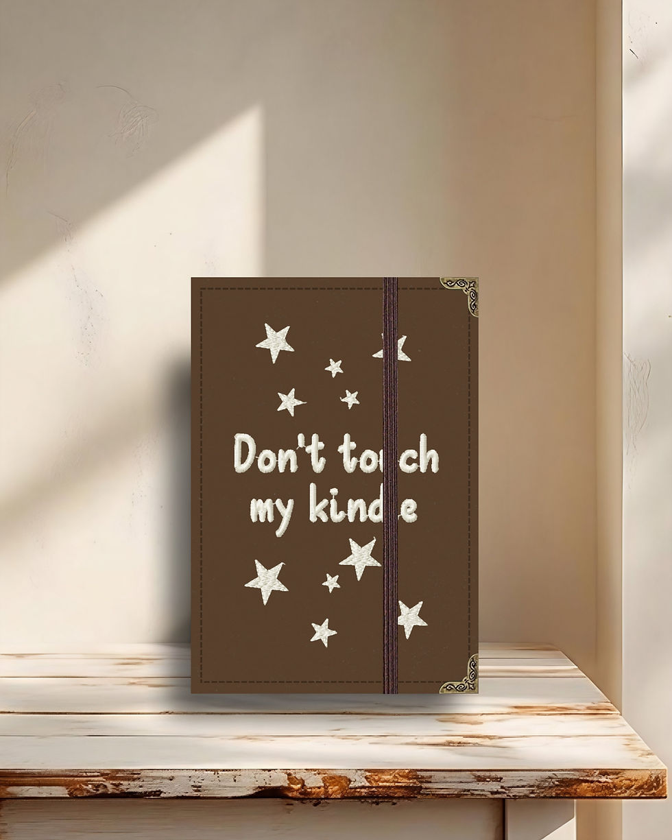 Miniatura: Capa para Kindle em tecido estruturado 'Don't Touch My Kindle' fundo marrom chocolate