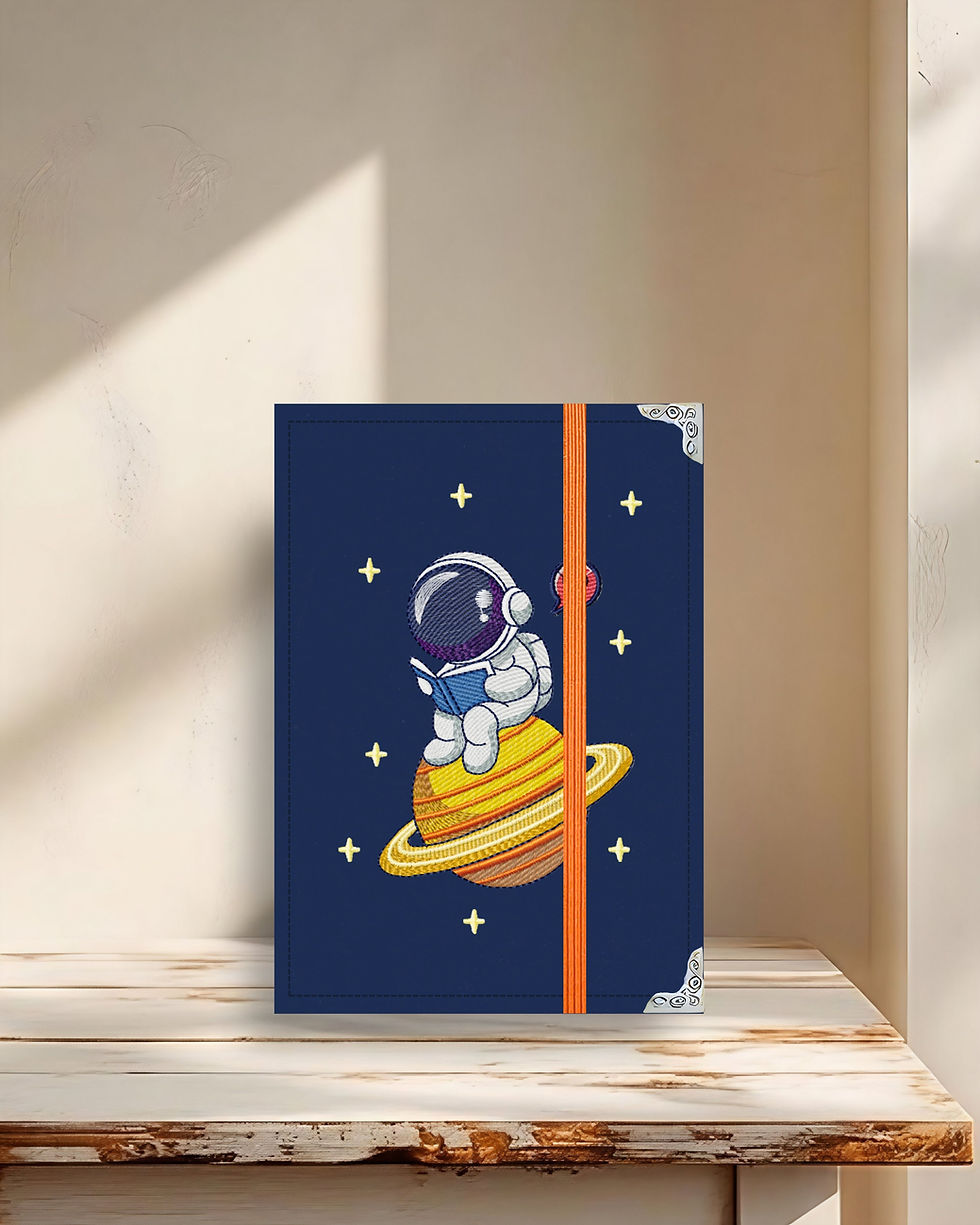 Miniatura: Capa Kindle Astronauta Lendo fechada, com o astronauta e Saturno bordados