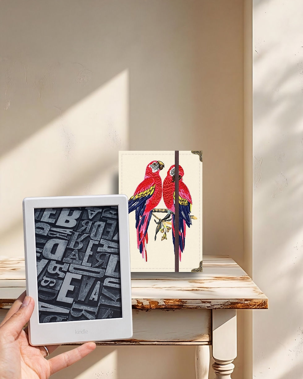 Miniatura: Capa para Kindle em tecido estruturado com bordado de araras vermelhas.