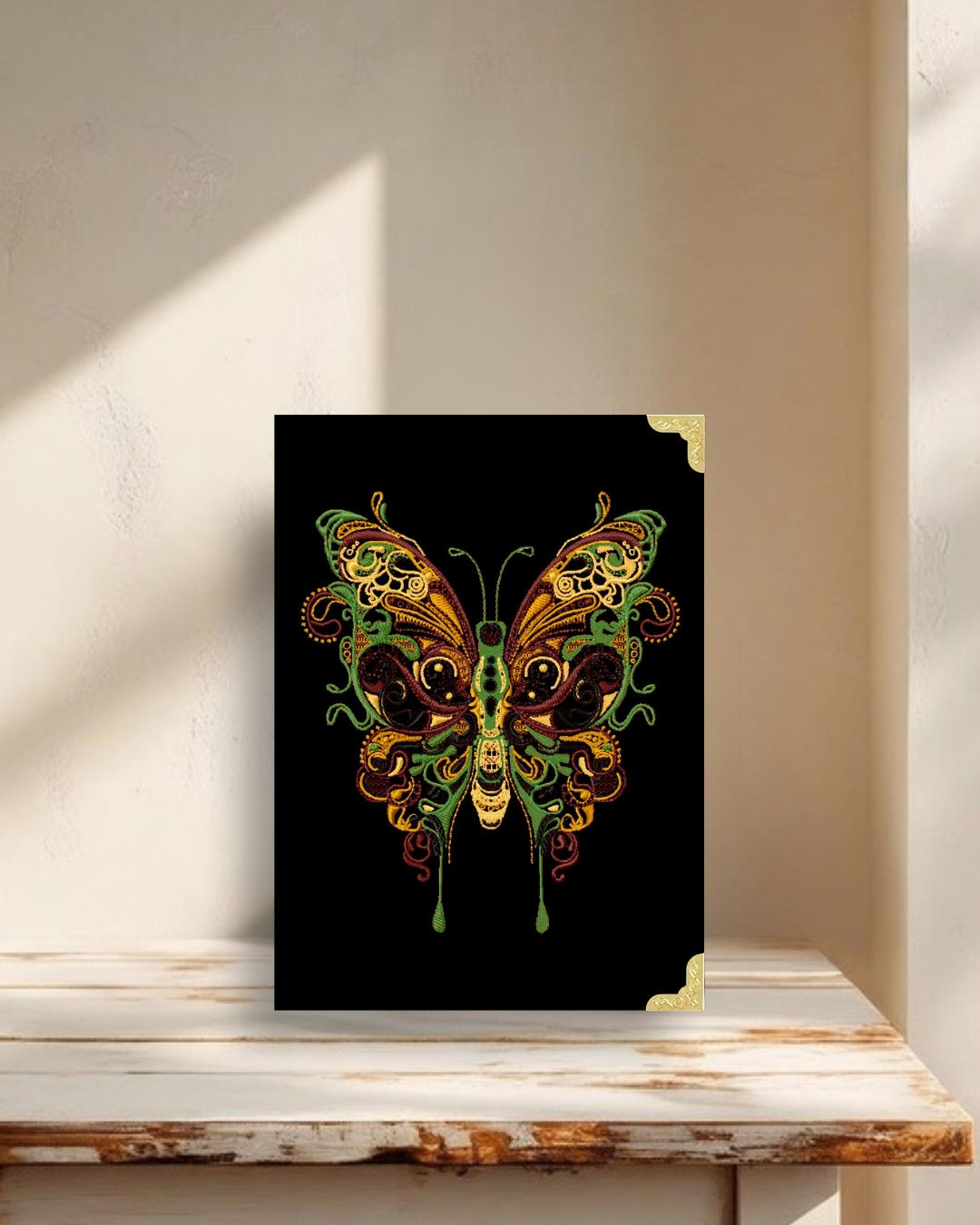 Capa Kindle em tecido estruturado com bordado delicado de borboleta