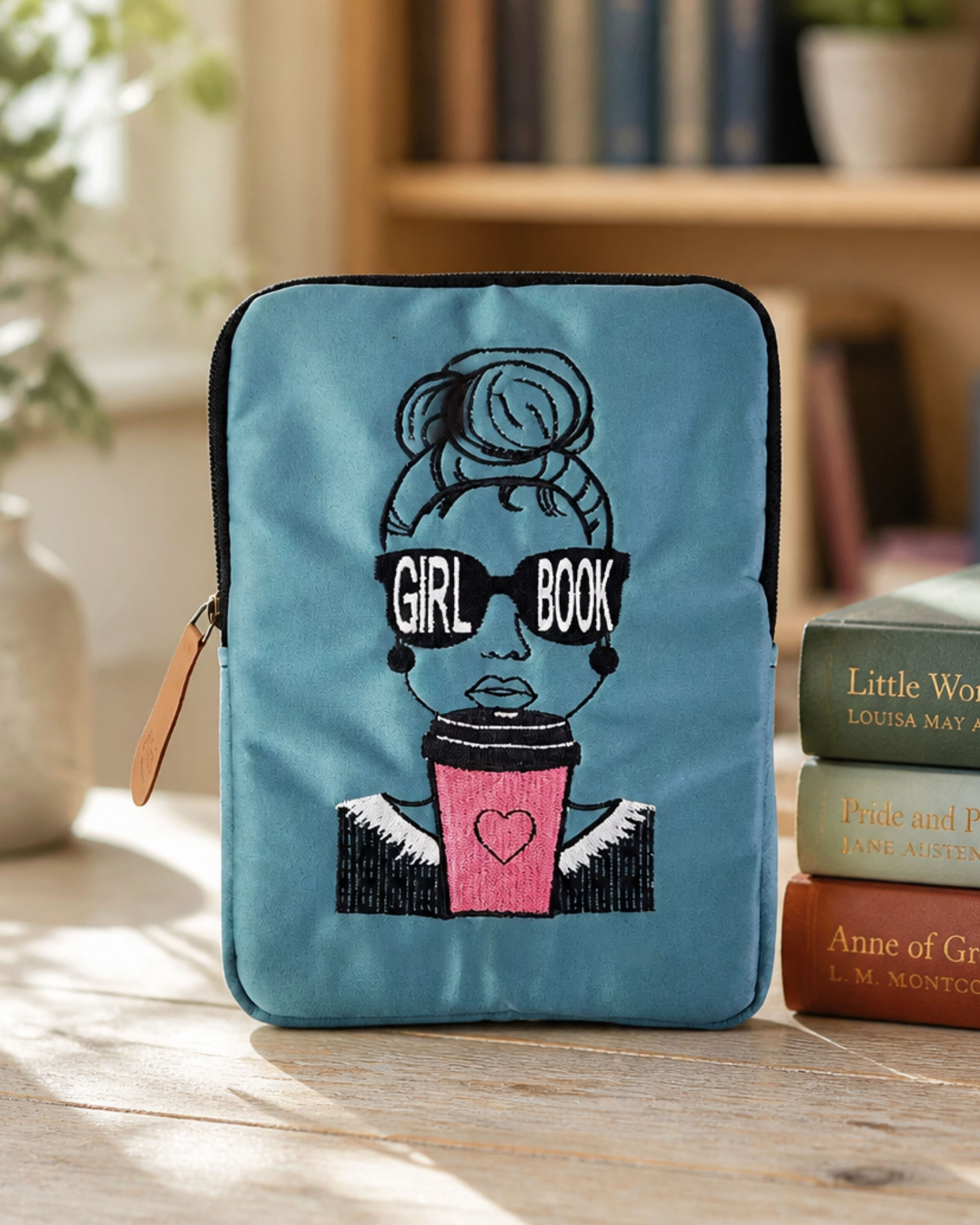 Estojo Kindle Girl Book em cetim dublado azul Tiffany sobre mesa de madeira ao lado de livros