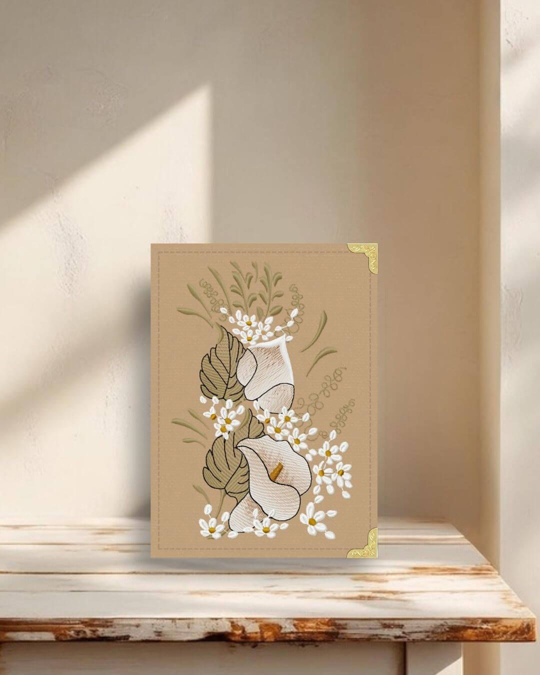 Capa para Kindle em tecido bege avelã com bordado de flores copo-de-leite e proteção artesanal.