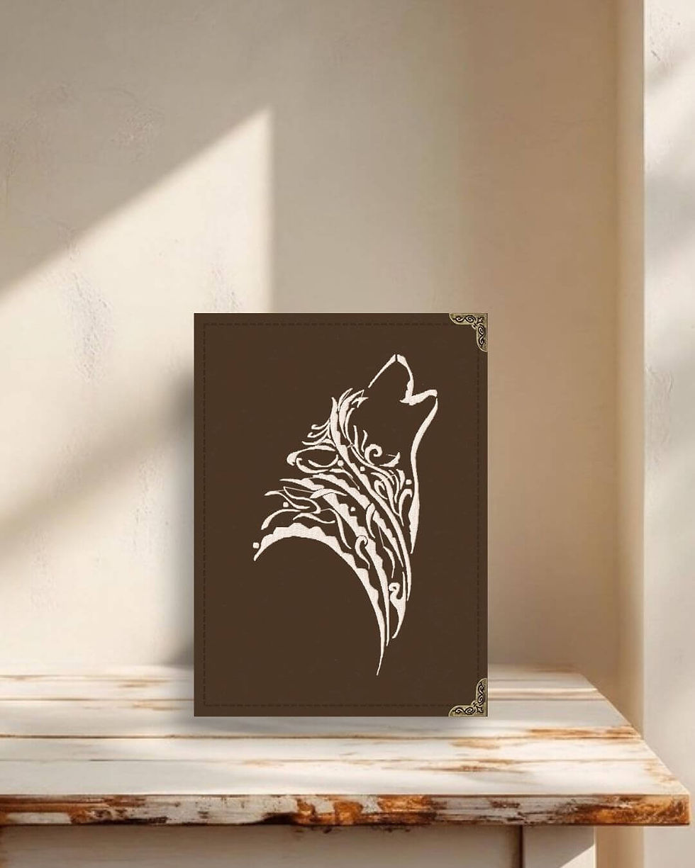 Capa para Kindle em tecido marrom chocolate com bordado de lobo uivando e proteção artesanal.