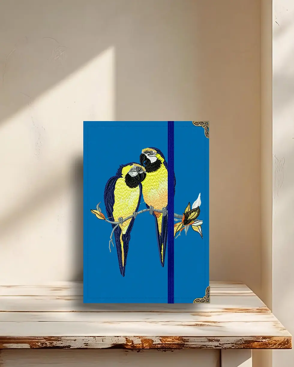 Miniatura: Capa para Kindle em tecido com bordado de araras amarelas.