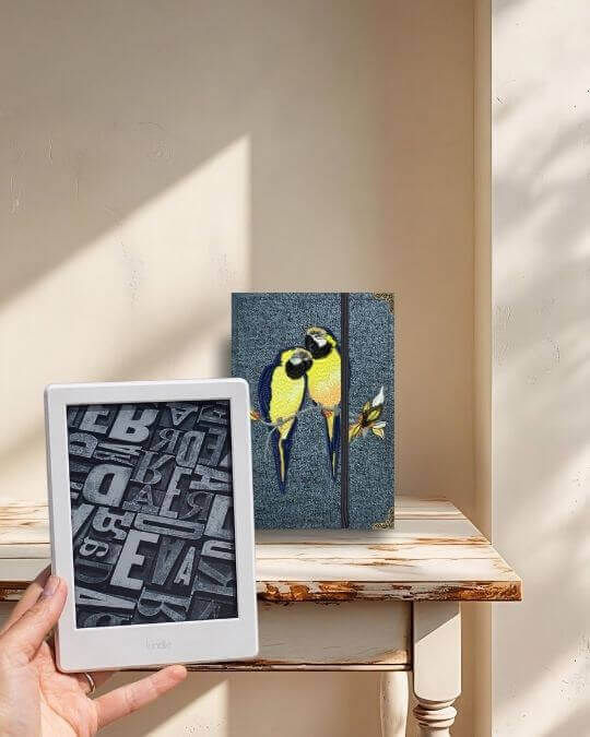 Miniatura: Capa para Kindle em tecido cinza chumbo com bordado de araras amarelas e acabamento artesanal.