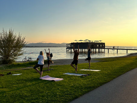 Sonnenuntergangs-Yoga am Kaiserstrand: 4 Termine für entspannte Abende in der Natur