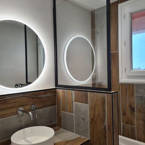 utilisation d'un carrelage bi-matière pour la rénovation de cette salle de bain et pose d'un miroir à led