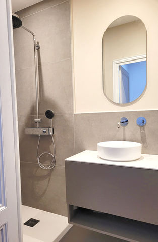 Pose d'un nouveau receveur et d'un meuble vasque et rangements