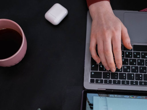 Jornada do cliente B2B entre pesquisa, site institucional e contato comercial.