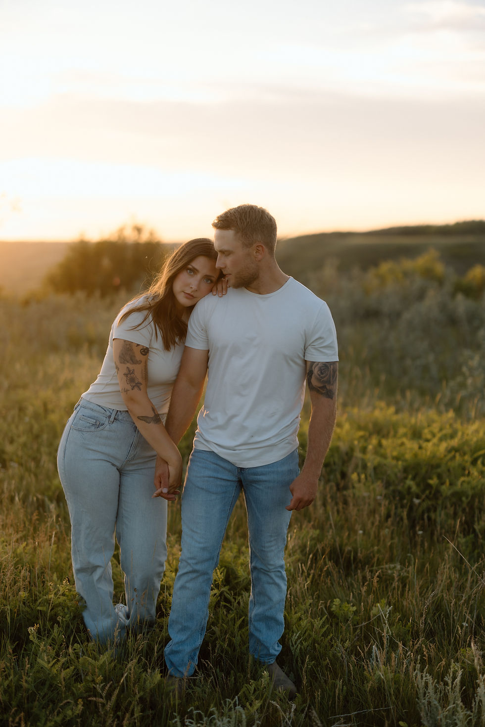 Get inspired by this golden-hour countryside engagement session with vintage flair, personalized props, and romantic aesthetics. Captured by Lloydminster photographer Sarah Thorpe.