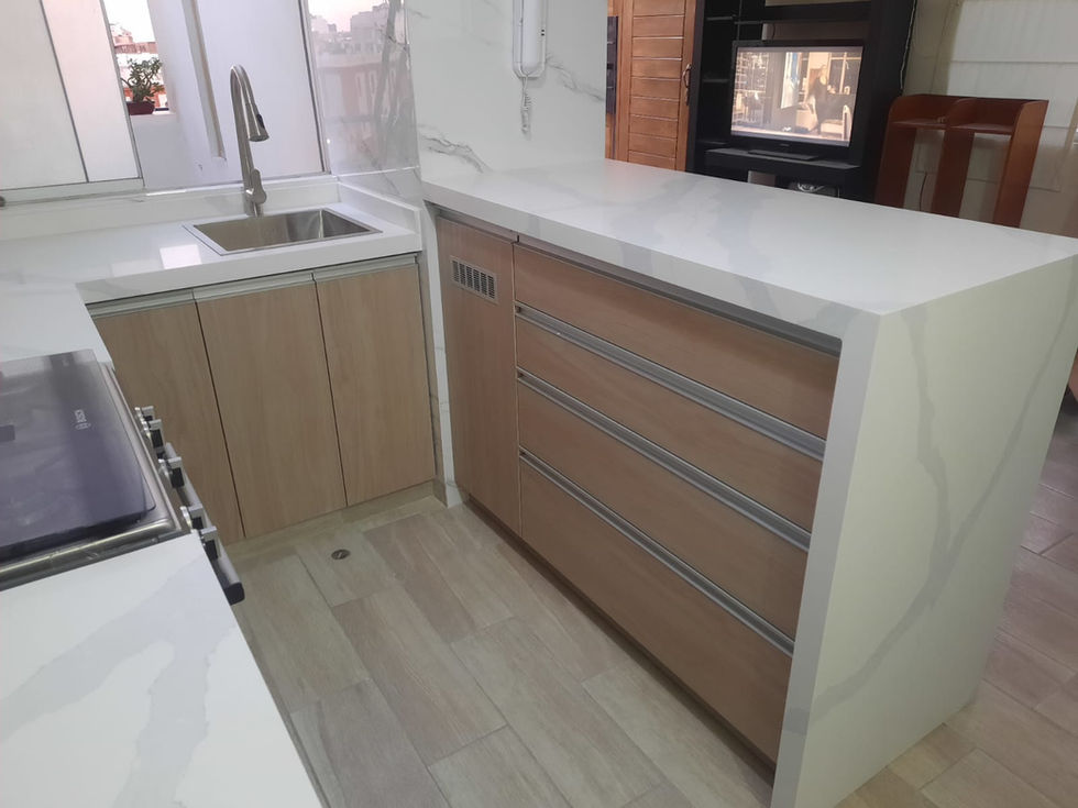 Melamina color Nacar, muebles de cocina bajos y fragadero en acero inoxidable empotrado en la mesada de cuarzo.