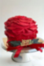 עוגת יום הולדת מעוצבת בצורת פרח אדום עם סרט וסמל Happy Birthday