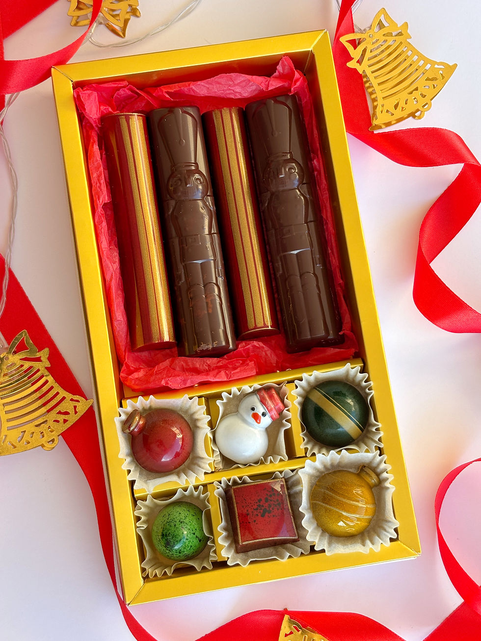 מארז נובי גוד – 2 ברים, 2 מפצחי אגוזים ו־6 פרלינים בעבודת יד