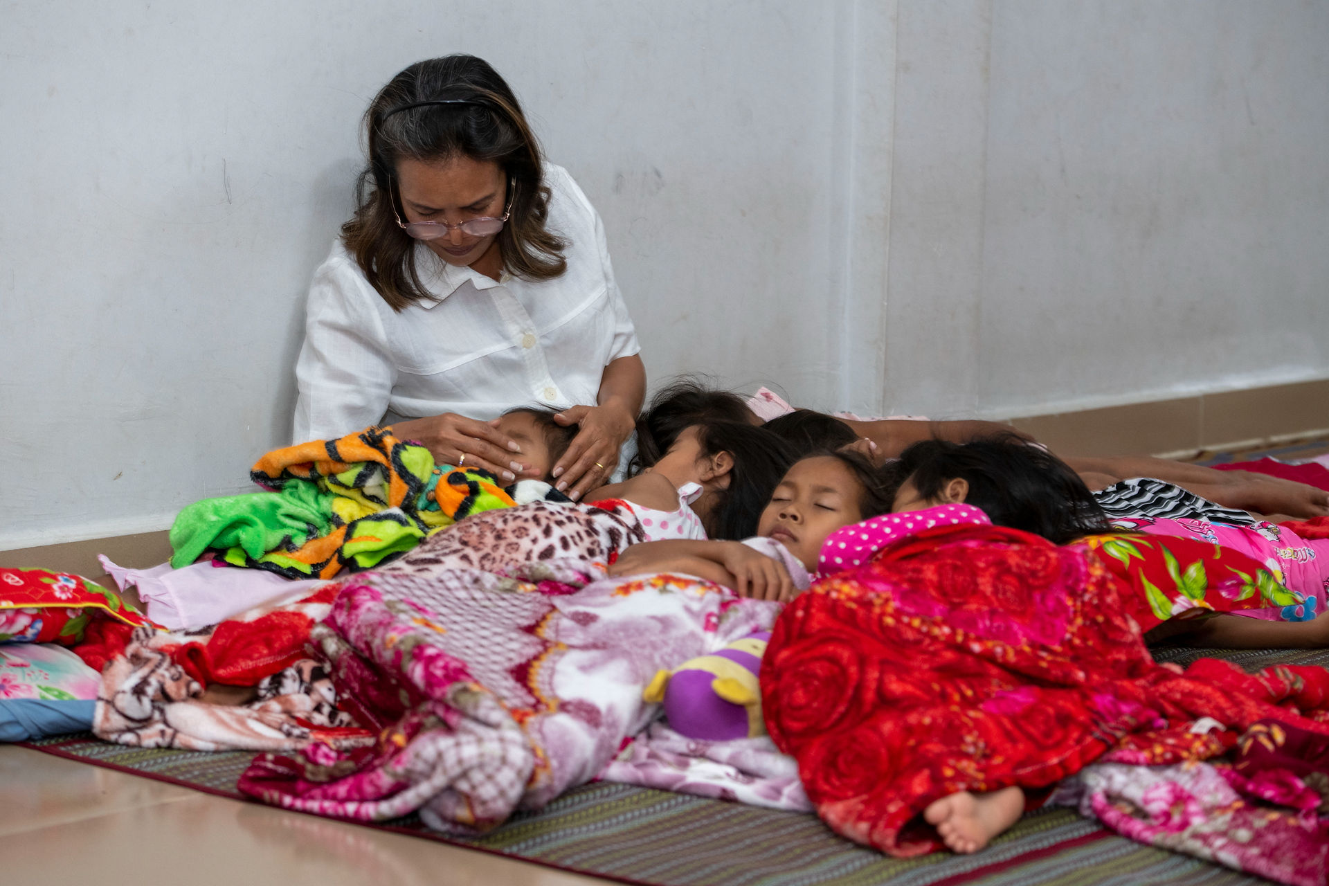 Somaly lit des histoires aux plus petites - Fondation Solyna