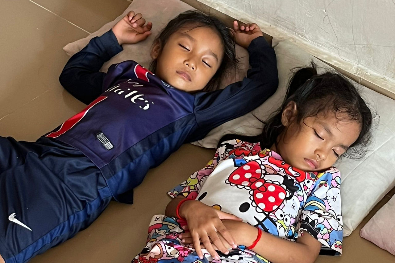 Les petites dorment calmement - Fondation Solyna