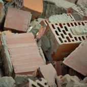 tas de briques cassées