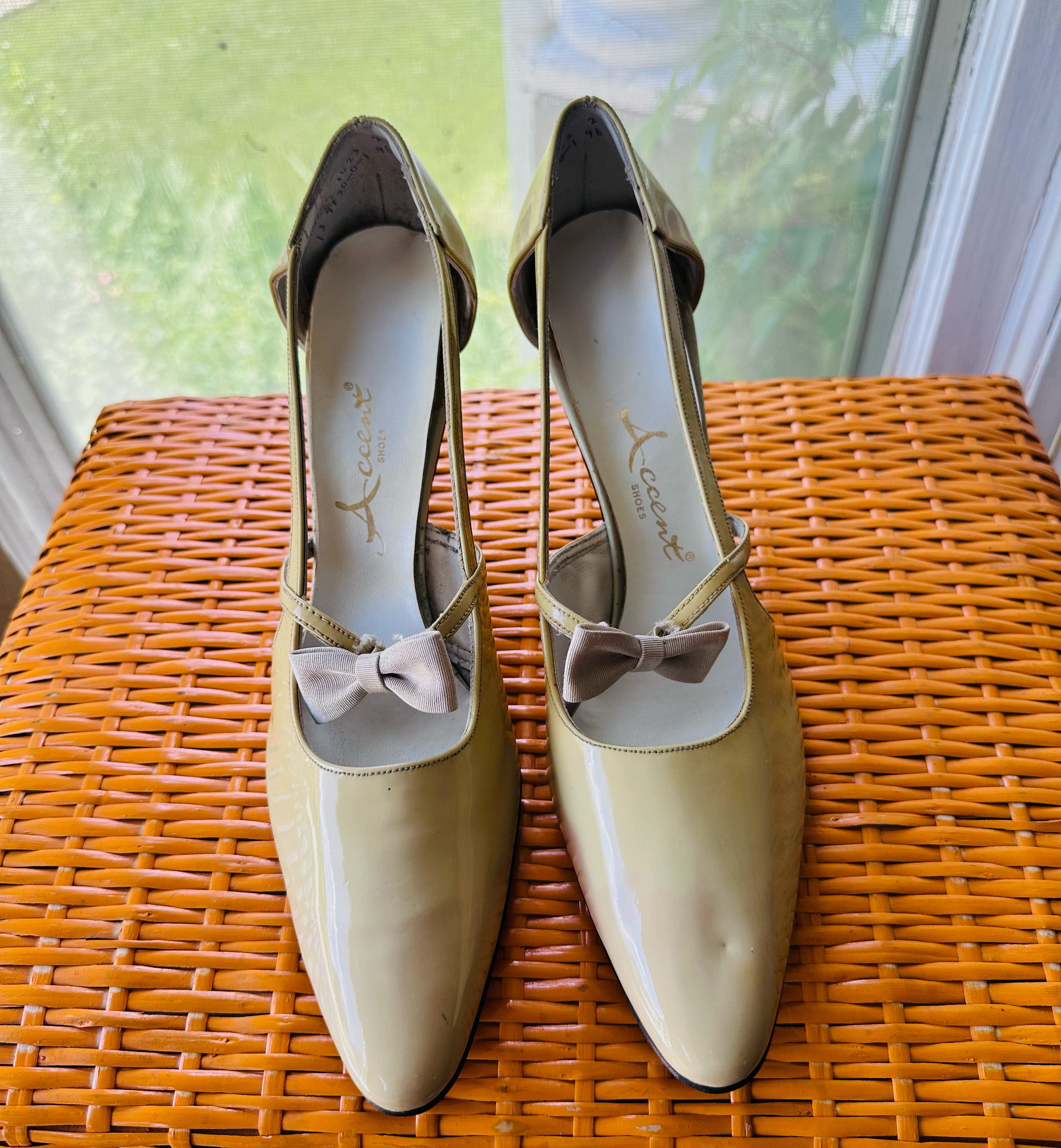 Vintage off white heels (some discoloration)