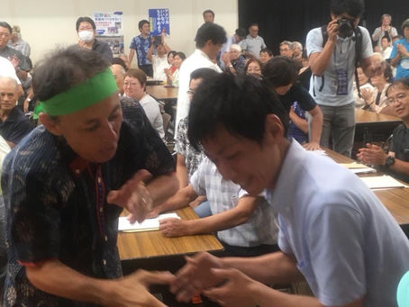 沖縄入り。デニーさんと握手!