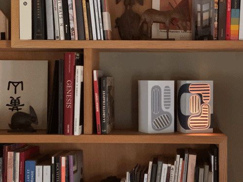 Lumineu dans une bibliothèque