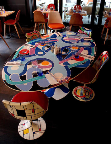Ensemble chaises et table tulip