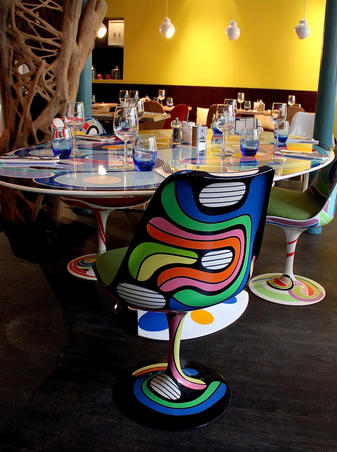 Ensemble chaises et table tulip