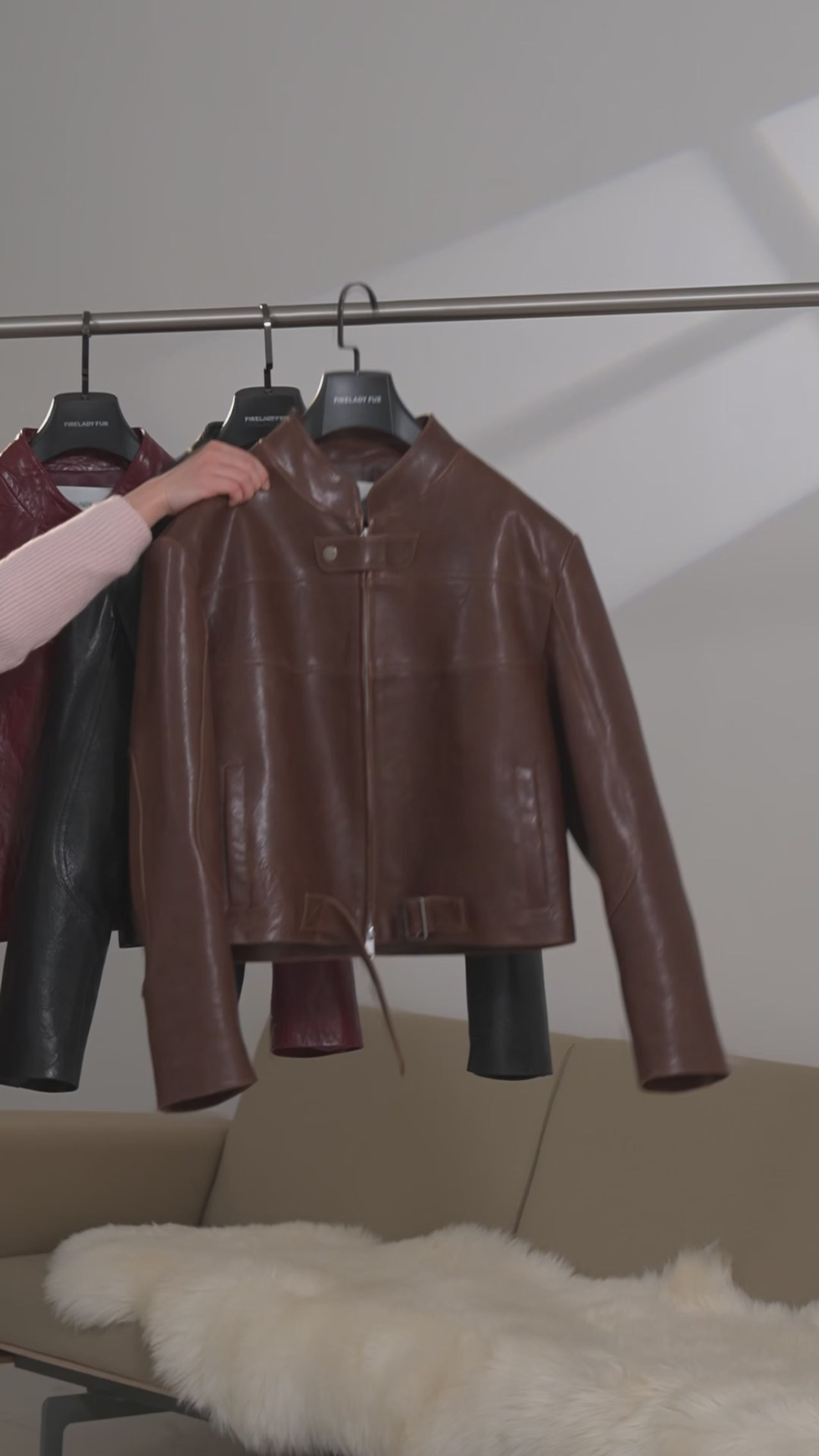 Kurze Retro-Motorradjacke aus Schafleder mit Stehkragen