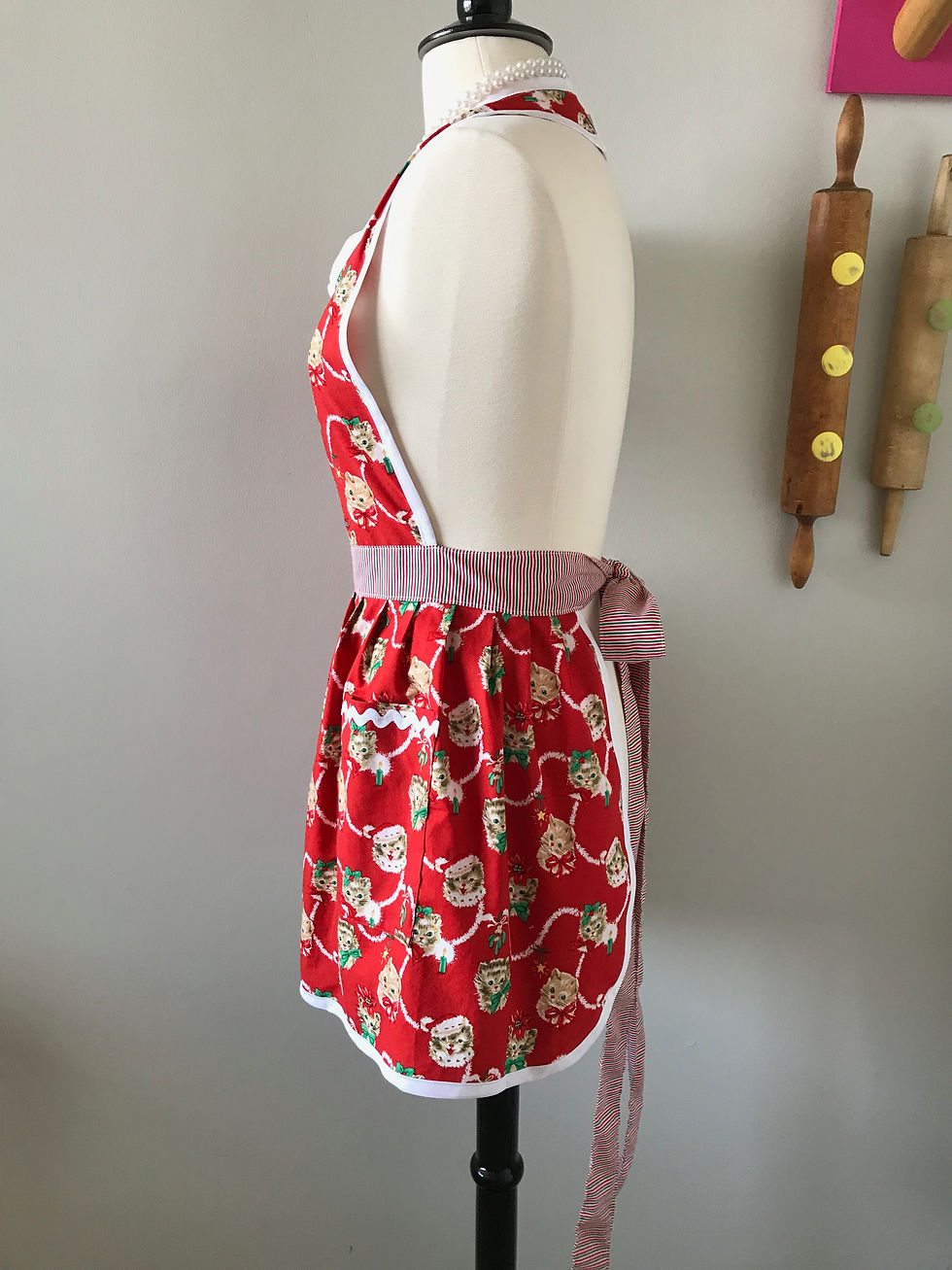 Thumbnail: Retro Apron Christmas Kittens