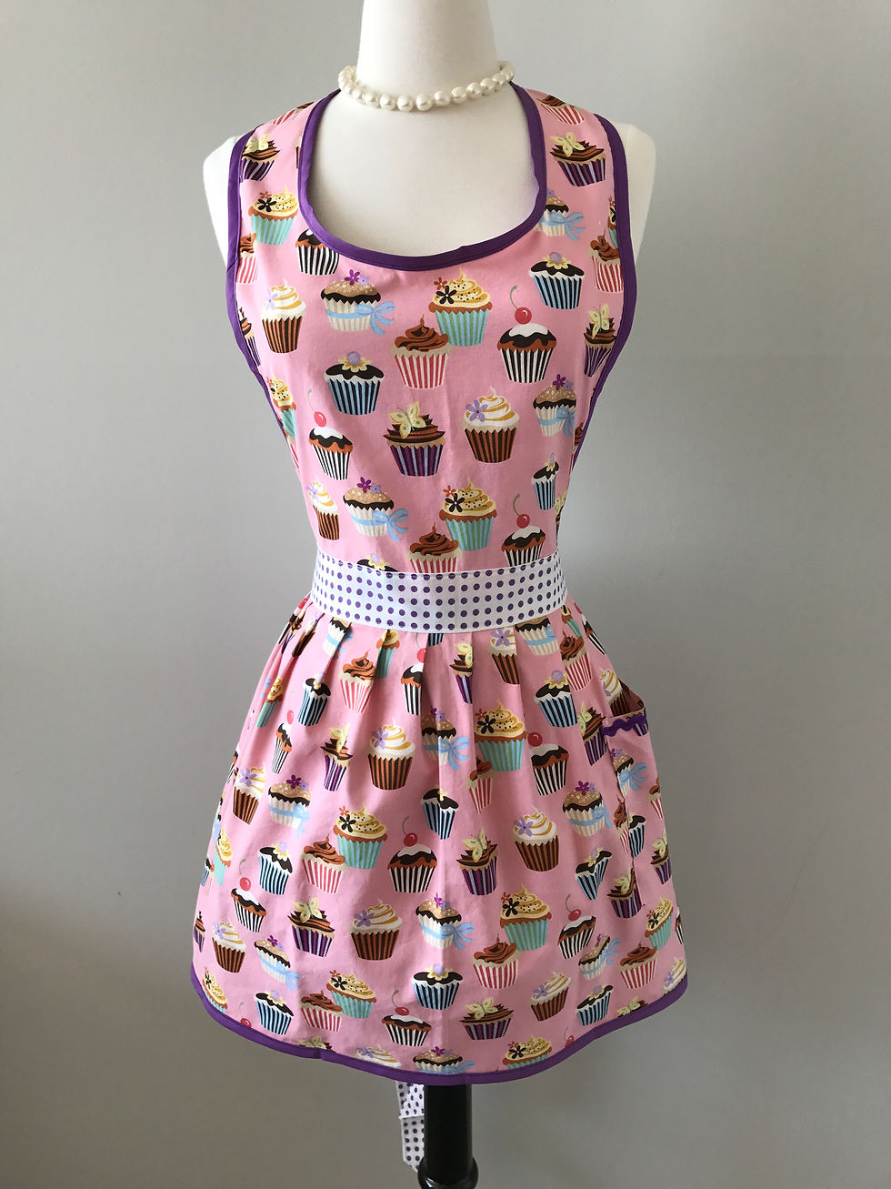 Thumbnail: Retro Apron Cupcakes on Pink