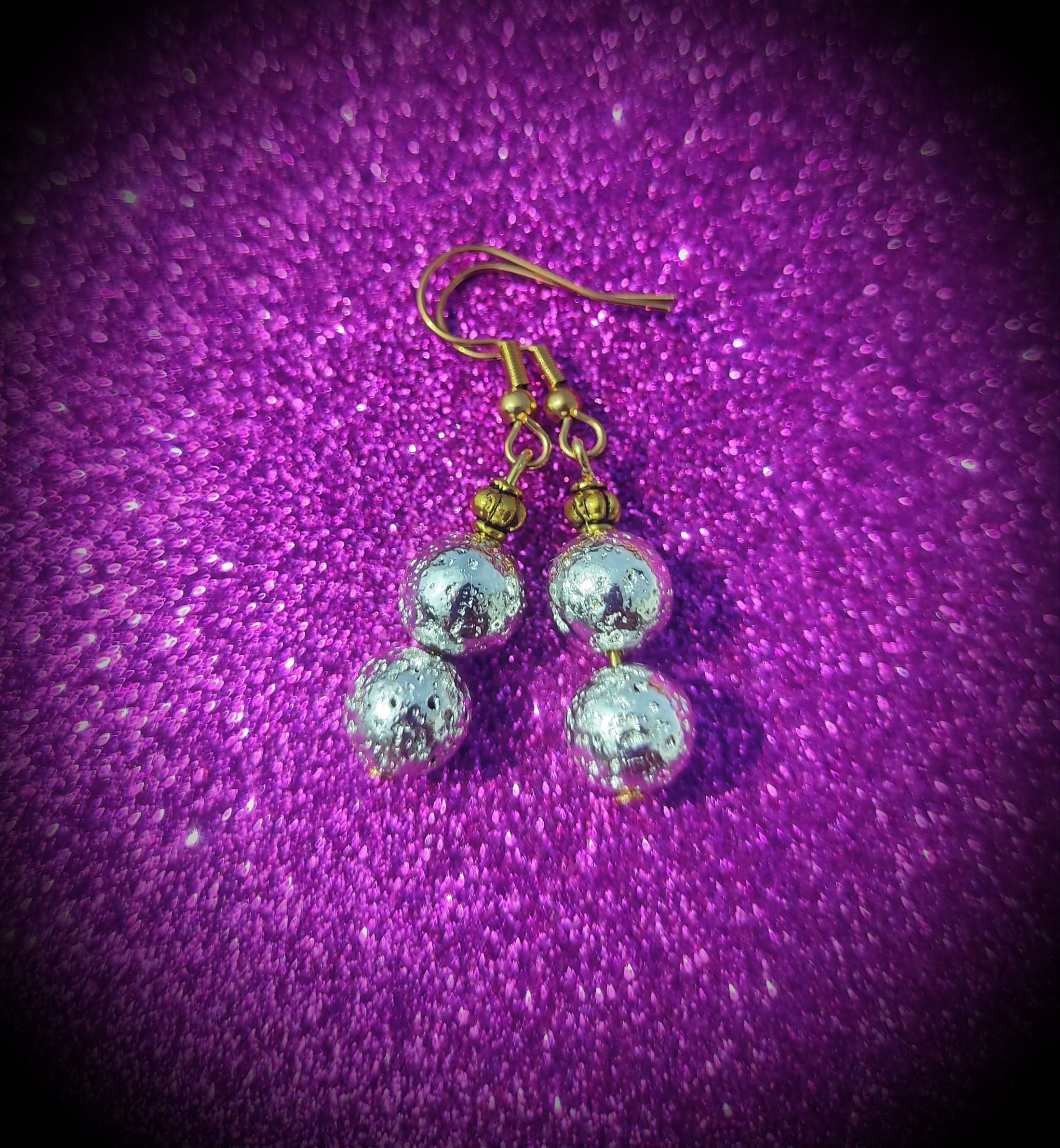 Brincos terapêuticos com Pedra Vulcânica galvanizada [Therapeutic earrings with galvanized Volcanic Stone]