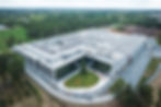 One of the new additions is a 22,100 m² facility focused on plastic and mechanical component manufacturing. It’s built to handle a wide range of materials, including conventional plastics, rubbers, and technical polymers. The site combines in-house tooling, plastic injection moulding, and automated production systems to streamline processes and improve overall efficiency.