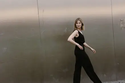 Julia in front of a silver wall at Gedenkstätte Berliner Mauer