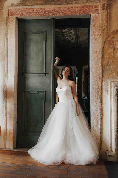 Elegant bridal portrait of a bride posing at the historic Schloss Haggenberg castle in Lower Austria during her wedding day.