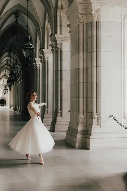 bride dancing like a ballerina at Rathaus Vienna