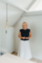 Nadine, trainer en business coach, glimlachend tijdens een professioneel portret.