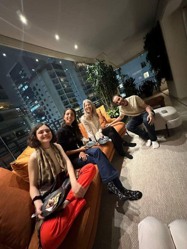 Marina, Kirsten y amigos en un apartamento en São Paulo