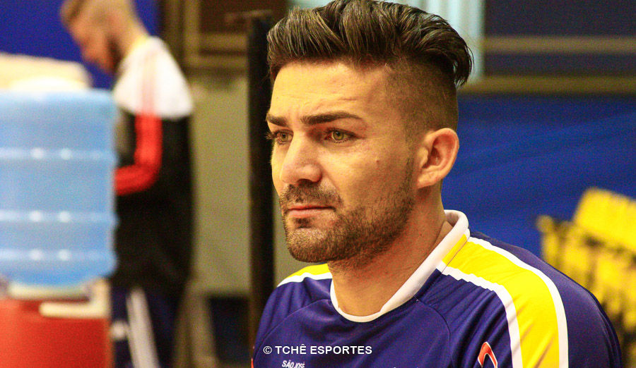 Banho mais cedo para Adriano, do São José. (foto André Pereira / Tchê Esportes)